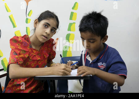 Kuala Lumpur, Selangor, Malaysia. 11 Nov, 2019. Kinder studieren an der Akademie. Rohingya English Academy ist ein Learning Center, die freie Bildung auf die Rohingya-flüchtlinge sowohl für Kinder als auch für Erwachsene bietet, wurde es von Saif Ullah ein rohingya Bürger leben in Malaysia und auch ein englischer Tutor an der Akademie Wer erhält keine Unterstützung von der Regierung gegründet. Malaysia hat mehr als 177,690 registrierte Flüchtlinge und Asylsuchenden Rohingya Nach UNHCR-Statistik und 45,470 davon sind Kinder unter 18 Jahren. Credit: Faris Hadziq/SOPA Images/ZUMA Draht/Alamy leben Nachrichten Stockfoto