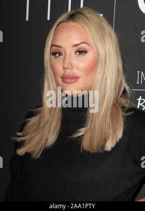 London, Großbritannien. Nov, 2019 18. Charlotte Crosby kommt auf dem roten Teppich während der Im Stil x Billie Faiers Start in STK London. Credit: SOPA Images Limited/Alamy leben Nachrichten Stockfoto