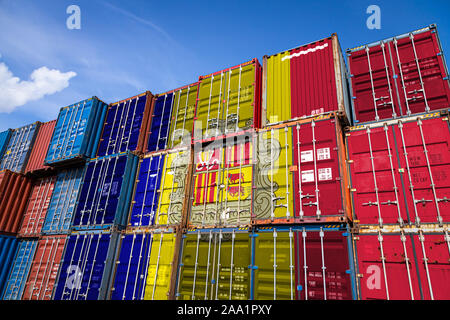 Die Nationalflagge von Andorra auf eine große Anzahl von Behältern zur Lagerung von Waren in Reihen übereinander gestapelt. Konzeption der Lagerung von Go Stockfoto