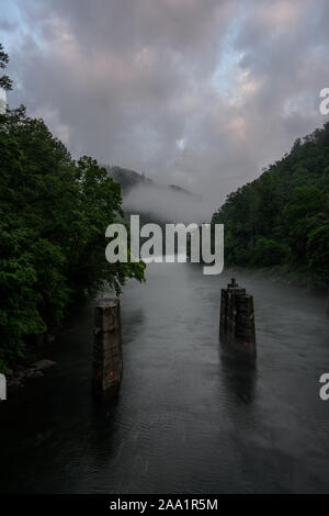 Die Wolken hängen tief über cheoah See in North Carolina Berge Stockfoto