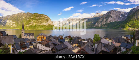 Hallstatt, Österreich Panorama Natur Landschaft von Hallstatt Dorf mit Blick auf den See und die Berge Stockfoto