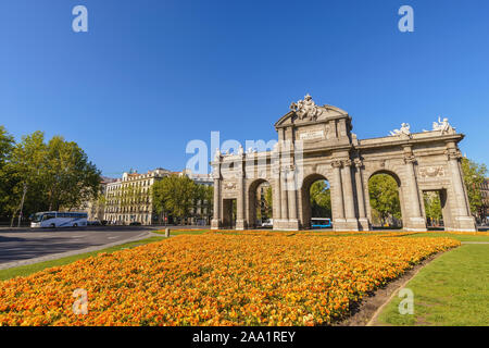 Madrid Spanien, die Skyline der Stadt an der Puerta de Alcala Stockfoto