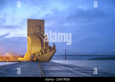 Lissabon Portugal Night City Skyline am Denkmal der Entdeckungen und 25. April Brücke Stockfoto