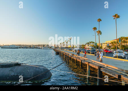 San Diego, Kalifornien/USA - August 14, 2019 Embarcadero Marina Park Nord, und Pacific Promenade bei Sonnenuntergang. San Diego Marina District Stockfoto