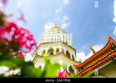 (Selektive Fokus) einen atemberaubenden Blick auf die Kek Lok Si Pagode des Kek Lok Si Tempel Komplex in Penang, Malaysia. Stockfoto