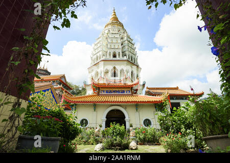 (Selektive Fokus) einen atemberaubenden Blick auf die Kek Lok Si Pagode des Kek Lok Si Tempel Komplex in Penang, Malaysia. Stockfoto