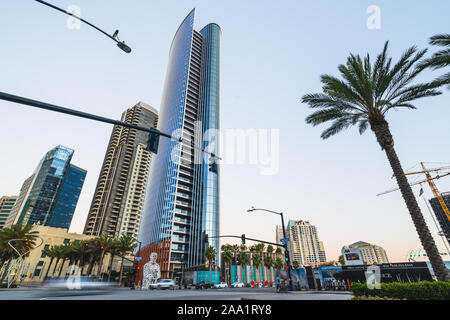 San Diego, Kalifornien/USA - August 14, 2019 San Diego moderne Architektur. Pacific Highway & Broadway Kreuzung. Pacific Tor Residential Tower. N Stockfoto