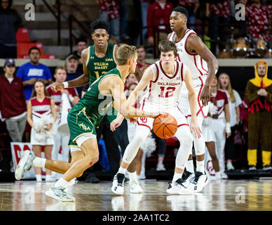 Norman, Oklahoma, USA. Nov, 2019 18. Oklahoma Sooners guard Austin Reaves (12) bereitet zu bewachen den Pass gegen William & Mary Stamm guard Lukas Loewe (12) Bei ihrem Spiel am Montag, den 18. November 2019 an der Lloyd Noble Center in Norman, Oklahoma. Credit: Nicholas Rutledge/ZUMA Draht/Alamy leben Nachrichten Stockfoto