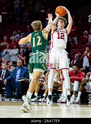 Norman, Oklahoma, USA. Nov, 2019 18. Oklahoma Sooners guard Austin Reaves (12) schießt ein Zeiger drei die Sooners zum Sieg am Montag, den 18. November 2019 an der Lloyd Noble Center in Norman, Oklahoma. Credit: Nicholas Rutledge/ZUMA Draht/Alamy leben Nachrichten Stockfoto