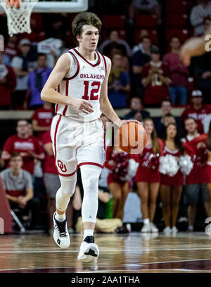 Norman, Oklahoma, USA. Nov, 2019 18. Oklahoma Sooners guard Austin Reaves (12) dribbelt den Basketball, die der Hof während des Spiels am Montag, den 18. November 2019 an der Lloyd Noble Center in Norman, Oklahoma. Credit: Nicholas Rutledge/ZUMA Draht/Alamy leben Nachrichten Stockfoto