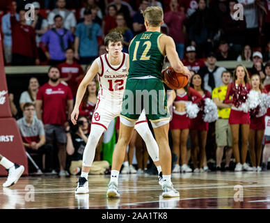 Norman, Oklahoma, USA. Nov, 2019 18. Oklahoma Sooners guard Austin Reaves (12) bereitet zu bewachen den Pass gegen William & Mary Stamm guard Lukas Loewe (12) Bei ihrem Spiel am Montag, den 18. November 2019 an der Lloyd Noble Center in Norman, Oklahoma. Credit: Nicholas Rutledge/ZUMA Draht/Alamy leben Nachrichten Stockfoto