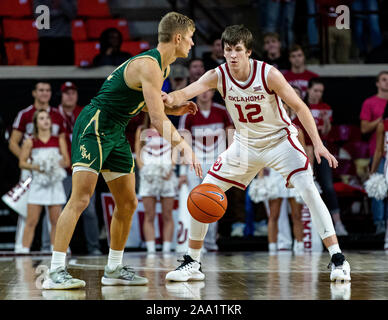 Norman, Oklahoma, USA. Nov, 2019 18. Oklahoma Sooners guard Austin Reaves (12) bereitet zu bewachen den Pass gegen William & Mary Stamm guard Lukas Loewe (12) Bei ihrem Spiel am Montag, den 18. November 2019 an der Lloyd Noble Center in Norman, Oklahoma. Credit: Nicholas Rutledge/ZUMA Draht/Alamy leben Nachrichten Stockfoto