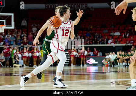 Norman, Oklahoma, USA. Nov, 2019 18. Oklahoma Sooners guard Austin Reaves (12) Suchen Sie den Basketball zu einem Mannschaftskameraden während des Spiels am Montag, November 18, 2019 an der Lloyd Noble Center in Norman, Oklahoma. Credit: Nicholas Rutledge/ZUMA Draht/Alamy leben Nachrichten Stockfoto