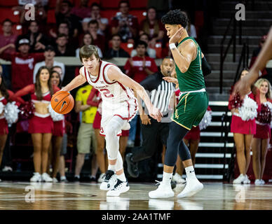 Norman, Oklahoma, USA. Nov, 2019 18. Oklahoma Sooners guard Austin Reaves (12) sieht die Basketball zu Pass in dem Gericht als William & Mary Stamm das Spiel weiterhin nah am Montag, November 18, 2019 an der Lloyd Noble Center in Norman, Oklahoma. Credit: Nicholas Rutledge/ZUMA Draht/Alamy leben Nachrichten Stockfoto
