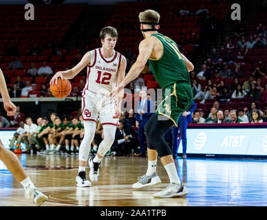 Norman, Oklahoma, USA. Nov, 2019 18. Die Oklahoma Sooners und ihren Schutz Austin Reaves (12) Dribbeln bestanden William & Mary Stamm für einen Sieg am Montag, den 18. November 2019 an der Lloyd Noble Center in Norman, Oklahoma. Credit: Nicholas Rutledge/ZUMA Draht/Alamy leben Nachrichten Stockfoto