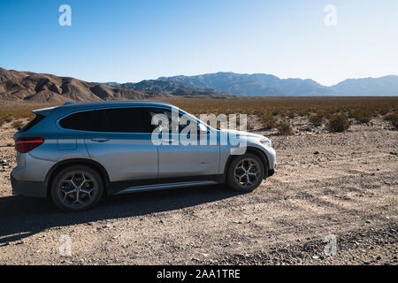 Death Valley, Kalifornien/USA - Oktober 30, 2019 Auto in der Wüste. Death Valley National Park, Kalifornien. Dreckig, unbefestigten Straßen- und Allradantrieb Stockfoto