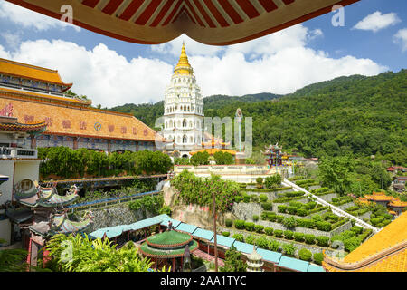 (Selektive Fokus) einen atemberaubenden Blick auf die Kek Lok Si Pagode des Kek Lok Si Tempel Komplex in Penang, Malaysia. Stockfoto