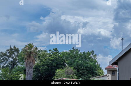 Sommer Gewitter wolken Bauen in einem Wohnviertel in der Region Gauteng Higveld in Südafrika Bild im Querformat Stockfoto