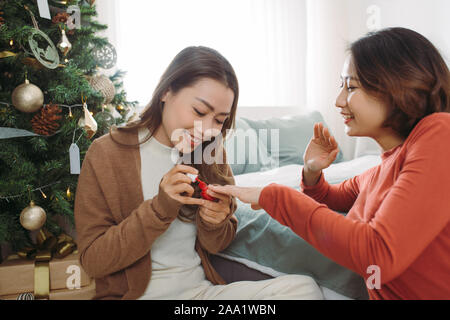 Zusammen Lachen. Pediküre und Malte bein Nägel. Konzeption der Hautpflege während Urlaub. Der Weihnachtszeit. Stockfoto