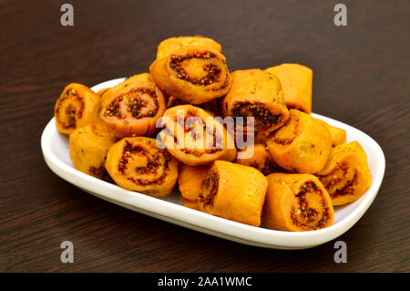 Bhakarwadi oder Bakarwadi oder Frühlingsrolle, traditionelle süße und pikante Snacks Stockfoto