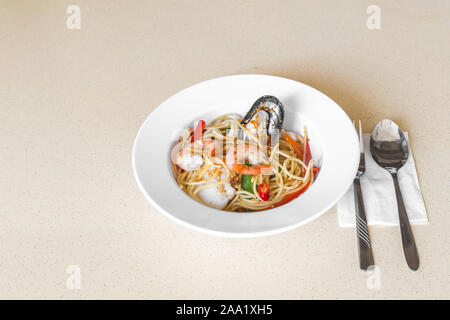 Essen auf dem Tisch. Würzige Meeresfrüchte spaghetti aglio Olio. Stockfoto