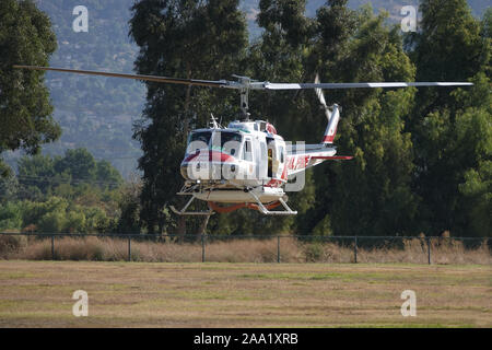 Sylmar, CA/USA - November 9, 2019: Eine Cal Fire Bell UH-1H Hubschrauber, betrieben durch die Vereinigten Staaten Ministerium für Landwirtschaft (USDA), ist die Landung gezeigt. Stockfoto