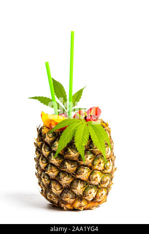 Obstsalat und Orangensaft mit Marihuana Blätter in einer Ananas shell isoliert Stockfoto