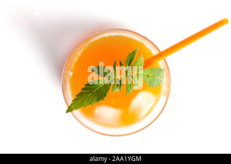 Marihuana Frucht Cocktail auf weißen Tisch Nahaufnahme Stockfoto