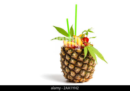 Obstsalat und Orangensaft mit Marihuana Blätter in einer Ananas shell isoliert Stockfoto