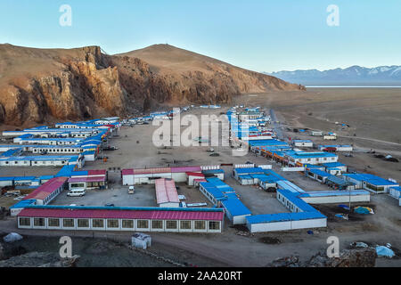 Container - wie Unterkunft für Touristen und Pilger am Namtso See, einem Heiligen salt lake im Tibet. Namtso ist Tibetisch für "Himmlisch: See'. Stockfoto