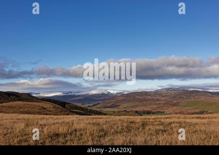 Blick hinunter in das Tal von Glen Clova von tulloch Hügel, mit den schneebedeckten Bergen im Hintergrund in den Norden. Stockfoto