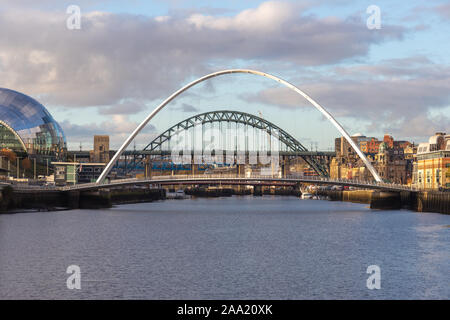 Gateshead Millennium und Tyne Bridge über den Fluss Tyne, der Newcastle Gateshead, Großbritannien mit Salbei Gebäude, das hohe Niveau und die Queen Elizabeth II Brücke im Hintergrund Stockfoto