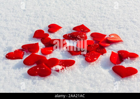 Vielen roten Herzen auf glitzernden Schnee. Vilentine Thema des Tages. Stockfoto