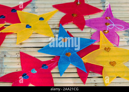 Schließen Sie bis zu traditionellen sternförmige Kite oder Thai name Chula Kite für den Verkauf am lokalen Markt zu fliegen. Selektive konzentrieren. Stockfoto