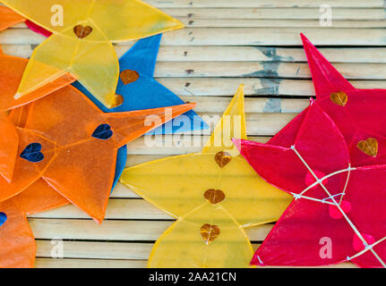 Schließen Sie bis zu traditionellen sternförmige Kite oder Thai name Chula Kite für den Verkauf am lokalen Markt zu fliegen. Selektive konzentrieren. Stockfoto