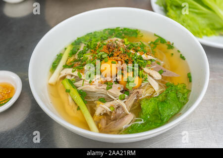 Schüssel: Chicken pho Nudelsuppe im vietnamesischen Restaurant Stockfoto