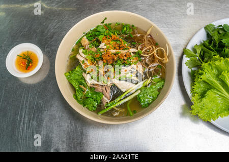 Ansicht von oben Foto von köstlichen Vietnam Huhn Nudelsuppe Pho Stockfoto