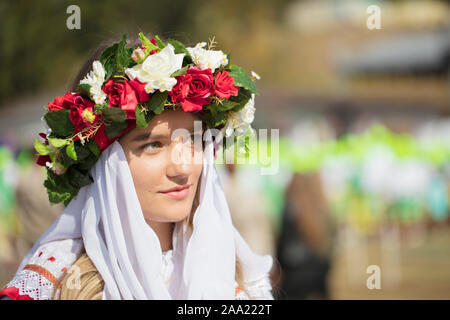 Belarus, die Stadt von Gomil, 14. September 2019. Urlaub in der Stadt. Slawische Frau in einem Kranz von Blumen. Junge ukrainische oder Weißrussische Mädchen in einem embroidere Stockfoto