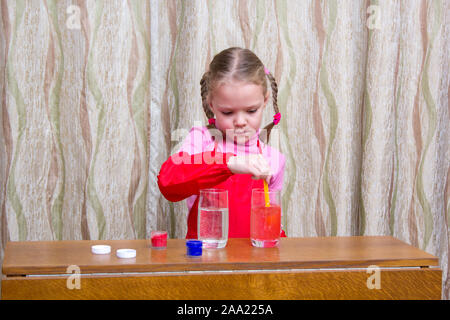 Hübsches kleines Mädchen tun physikalische Experimente mit Wasser zu Hause Stockfoto