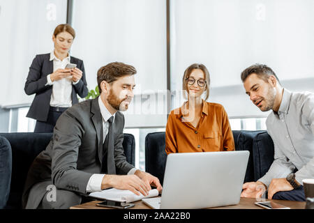 Junges Paar lösen einige finanzielle Fragen mit finanziellen Berater im luxuriösen Bank Büro. Investitionen oder Darlehen Konzept für eine junge Familie Stockfoto