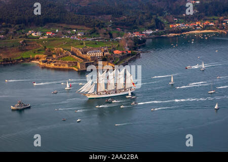 Segelschiff mit im Hintergrund das Schloss Saint Philippe Ferrol Mündung Galicien Spanien Stockfoto