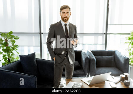 Porträt einer stattlichen weissen Arbeiter im luxuriösen Bank Büro Stockfoto