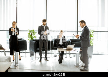 Angestellte von Finanzinstituten oder andere grosse Unternehmen in einigen Unternehmen, die in dem Luxus Büro Stockfoto
