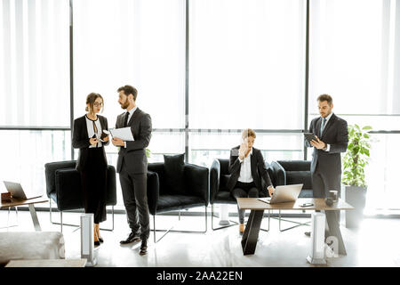 Angestellte von Finanzinstituten oder andere grosse Unternehmen in einigen Unternehmen, die in dem Luxus Büro Stockfoto