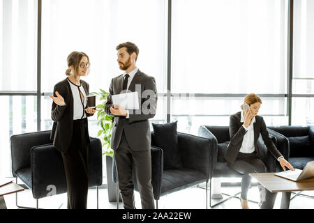 Angestellte von Finanzinstituten oder andere grosse Unternehmen in einigen Unternehmen, die in dem Luxus Büro Stockfoto