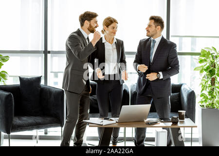 Angestellte Gefühl glücklich und escited, profitables Geschäft, gemeinsam im Büro. Konzept einer erfolgreichen Teamarbeit Stockfoto