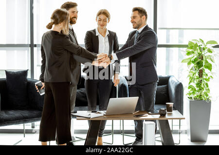 Angestellte Gefühl glücklich und escited, profitables Geschäft, gemeinsam im Büro. Konzept einer erfolgreichen Teamarbeit Stockfoto