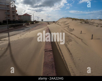 Straße und Gehweg fallen, durch den Sand, nach dem Durchgang des Sturms "Amelie" (November 3, 2019). Soulac-sur-Mer, Atlantikküste. Frankreich Stockfoto