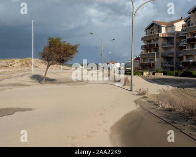 Straße und Gehweg fallen, durch den Sand, nach dem Durchgang des Sturms "Amelie" (November 3, 2019). Soulac-sur-Mer, Atlantikküste. Frankreich Stockfoto