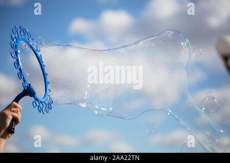 Große Seifenblase auf dem Hintergrund des blauen Himmels Stockfoto